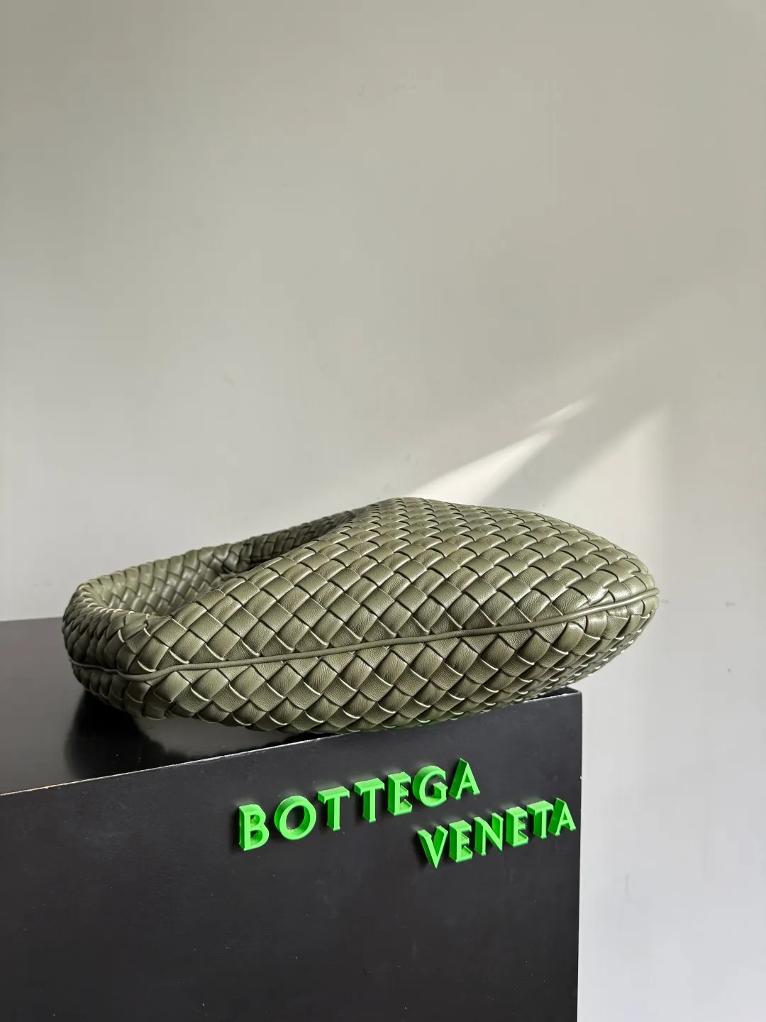 Batch 2120 BV Bottega Veneta's new early spring women's shoulder bag. The soft and delicate Hobo bag has been shipped! Many friends are waiting for this bag. It has a round shape and a large capacity. It can hold a 50-fold umbrella inside. Babies with a lot of daily items do not need to worry about the capacity of this bag. It is a practical bag for traveling and commuting. Although it is fluffy, it is soft and comfortable when carried on one shoulder. It has a modern and retro feel. Model No.: 856737 Size: 44*28*5cm